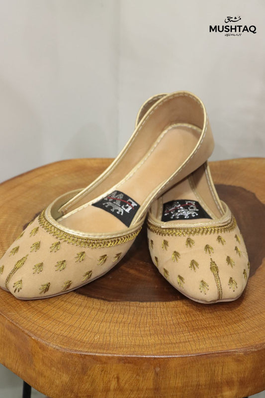 Handcrafted velvet khussas Desgin - 3