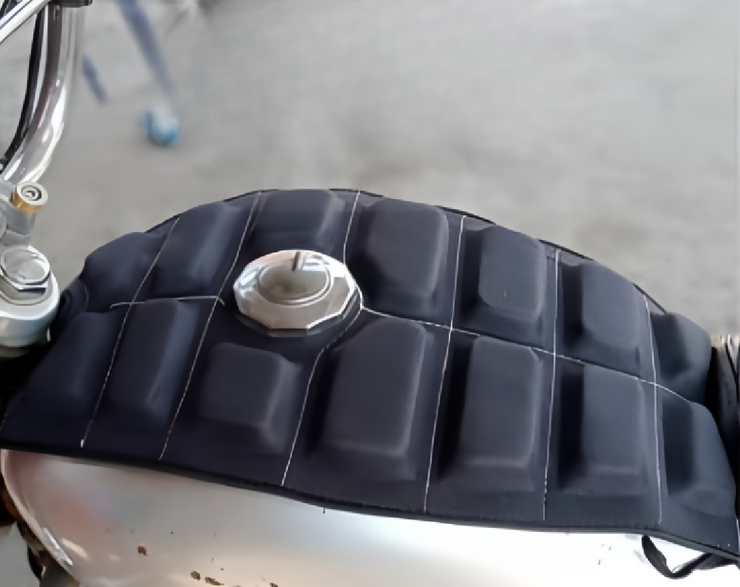 Universal Waterproof Motorcycle Fuel Tank Cushion Premium Relaxer Tanki Pad Protective Cover for All Bikes Anti Slip Shock Absorbing Weather Resistant Pad for Comfortable Riding on Any Terrain